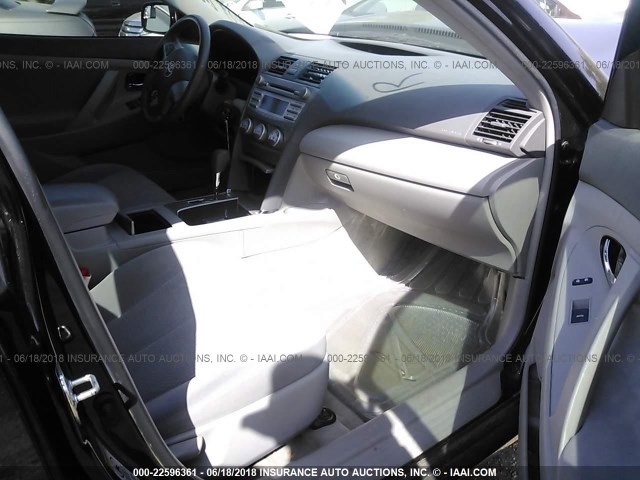 4T1BF3EK5BU227890 - 2011 TOYOTA CAMRY SE/LE/XLE შავი ფოტო 5