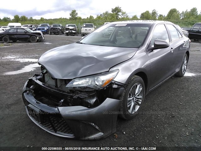 4T1BF1FKXHU346532 - 2017 TOYOTA CAMRY LE/XLE/SE/XSE ნაცრისფერი ფოტო 2