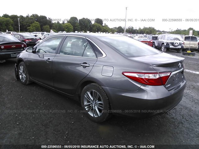 4T1BF1FKXHU346532 - 2017 TOYOTA CAMRY LE/XLE/SE/XSE ნაცრისფერი ფოტო 3