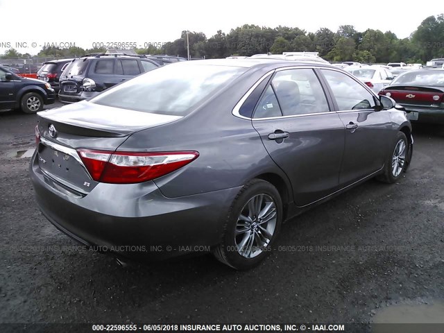 4T1BF1FKXHU346532 - 2017 TOYOTA CAMRY LE/XLE/SE/XSE ნაცრისფერი ფოტო 4