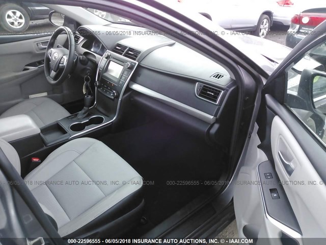 4T1BF1FKXHU346532 - 2017 TOYOTA CAMRY LE/XLE/SE/XSE ნაცრისფერი ფოტო 5