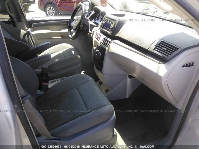 2V8HW44129R601350 - 2009 VOLKSWAGEN ROUTAN S SILVER photo 5