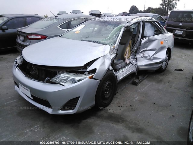 4T1BF1FK2EU417251 - 2014 TOYOTA CAMRY L/SE/LE/XLE 银色 照片 2