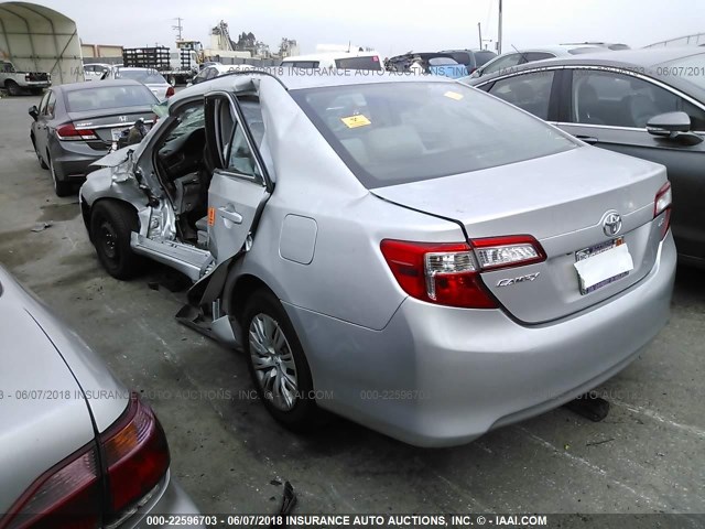 4T1BF1FK2EU417251 - 2014 TOYOTA CAMRY L/SE/LE/XLE 银色 照片 3