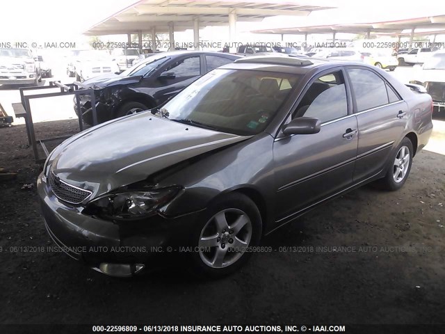 JTDBF32K020005919 - 2002 TOYOTA CAMRY LE/XLE/SE ნაცრისფერი ფოტო 2