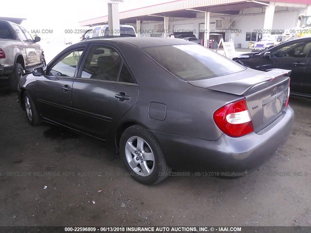 JTDBF32K020005919 - 2002 TOYOTA CAMRY LE/XLE/SE ნაცრისფერი ფოტო 3