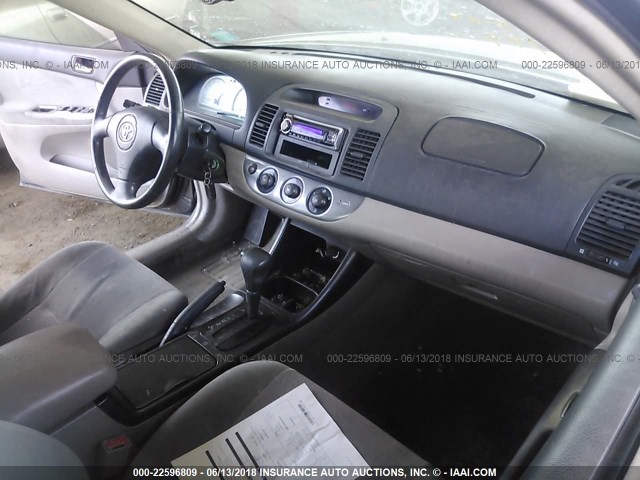 JTDBF32K020005919 - 2002 TOYOTA CAMRY LE/XLE/SE ნაცრისფერი ფოტო 5