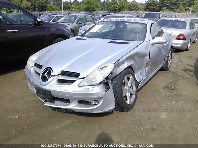 WDBWK54F26F088019 - 2006 MERCEDES-BENZ SLK 280 SILVER photo 2