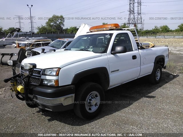 1GCHK24U05E304851 - 2005 CHEVROLET SILVERADO K2500 HEAVY DUTY WHITE photo 2