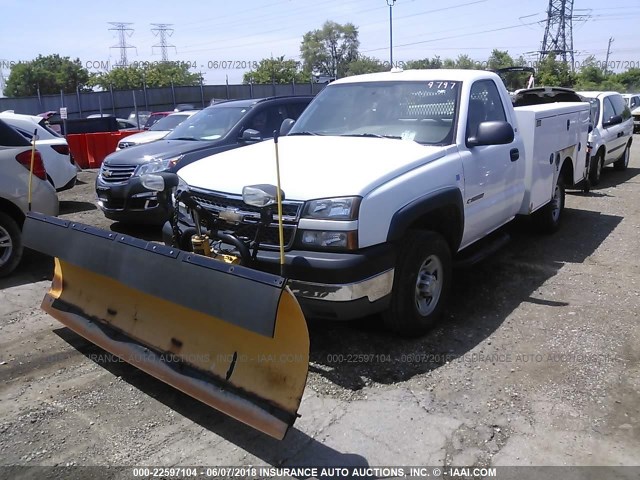 1GCHK24U45E304402 - 2005 CHEVROLET SILVERADO K2500 HEAVY DUTY WHITE photo 2