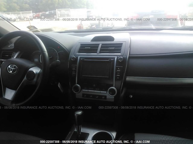 4T1BF1FK6EU333398 - 2014 TOYOTA CAMRY L/SE/LE/XLE 灰色 照片 5