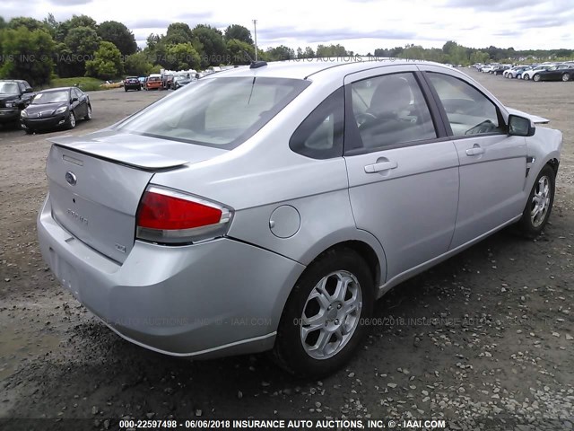 1FAHP35N08W134218 - 2008 FORD FOCUS SE/SEL/SES SILVER photo 4