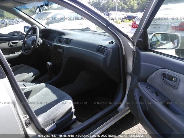 4T1BG22K31U031070 - 2001 TOYOTA CAMRY CE/LE/XLE SILVER photo 5