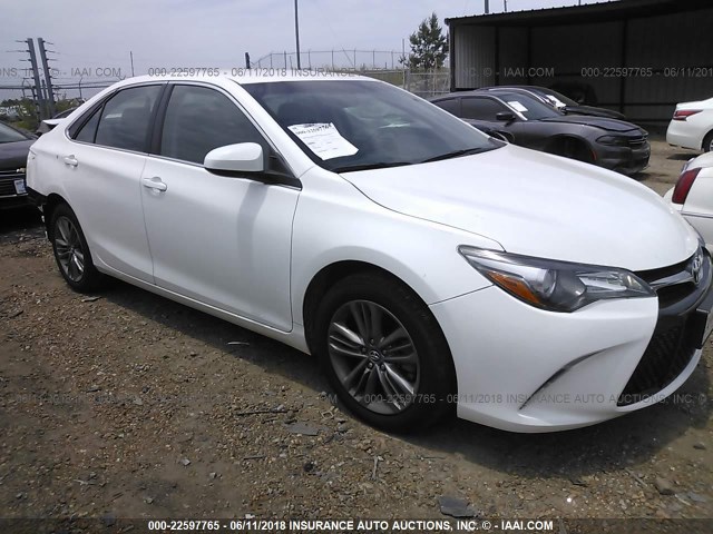 4T1BF1FK1HU404639 - 2017 TOYOTA CAMRY LE/XLE/SE/XSE 白色 照片 1