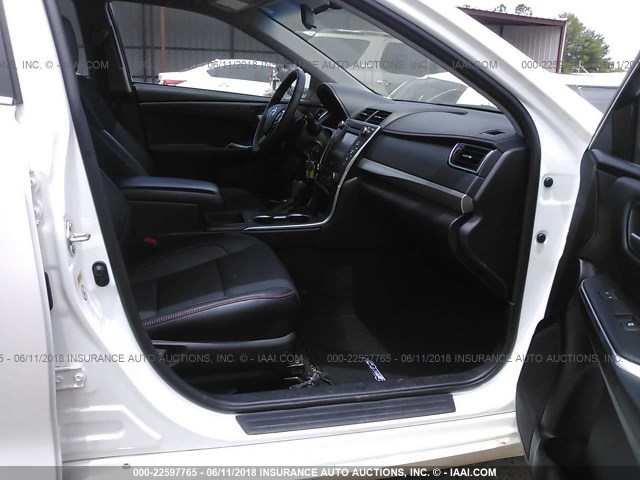 4T1BF1FK1HU404639 - 2017 TOYOTA CAMRY LE/XLE/SE/XSE 白色 照片 5
