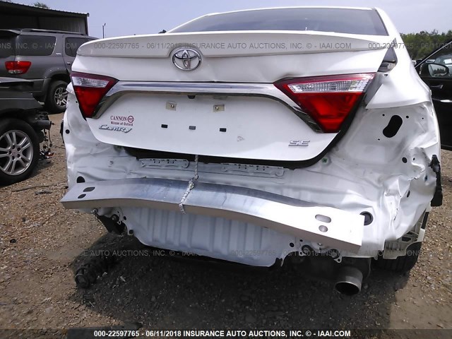 4T1BF1FK1HU404639 - 2017 TOYOTA CAMRY LE/XLE/SE/XSE 白色 照片 6
