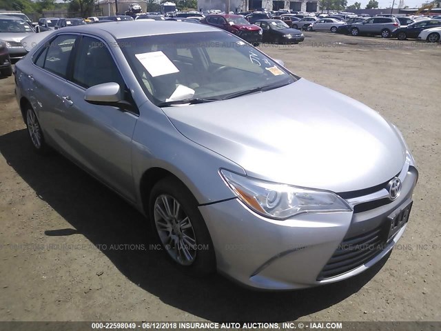 4T4BF1FK0FR453768 - 2015 TOYOTA CAMRY LE/XLE/SE/XSE SILVER photo 1