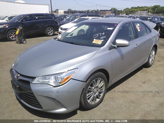 4T4BF1FK0FR453768 - 2015 TOYOTA CAMRY LE/XLE/SE/XSE SILVER photo 2