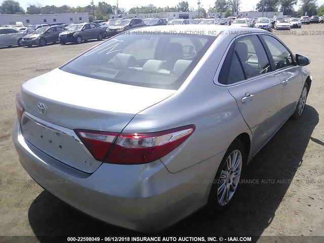 4T4BF1FK0FR453768 - 2015 TOYOTA CAMRY LE/XLE/SE/XSE SILVER photo 4