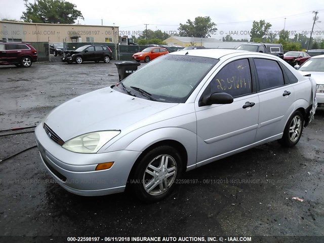 1FAFP3436YW425281 - 2000 FORD FOCUS SE/SE SPORT SILVER photo 2