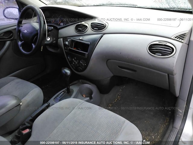 1FAFP3436YW425281 - 2000 FORD FOCUS SE/SE SPORT SILVER photo 5