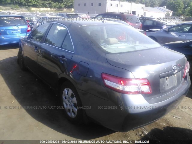 4T4BF3EK9AR006779 - 2010 TOYOTA CAMRY SE/LE/XLE ნაცრისფერი ფოტო 3