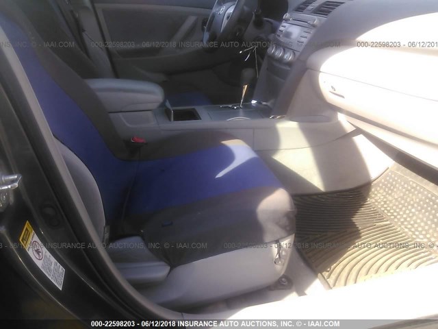 4T4BF3EK9AR006779 - 2010 TOYOTA CAMRY SE/LE/XLE ნაცრისფერი ფოტო 5