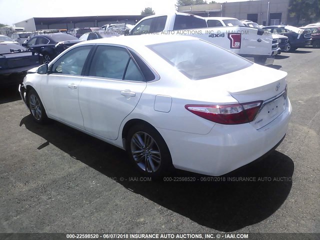 4T1BF1FK5HU271884 - 2017 TOYOTA CAMRY LE/XLE/SE/XSE WHITE photo 3
