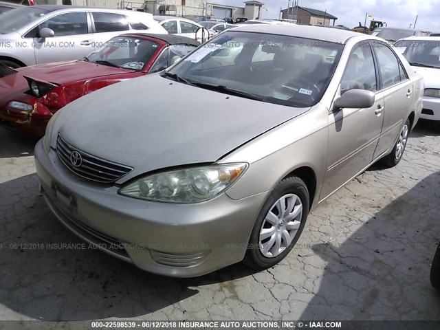 4T1BE32K95U100460 - 2005 TOYOTA CAMRY LE/XLE/SE ოქროსფერი ფოტო 2
