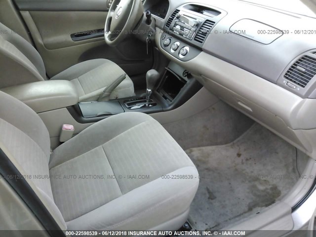 4T1BE32K95U100460 - 2005 TOYOTA CAMRY LE/XLE/SE ოქროსფერი ფოტო 5