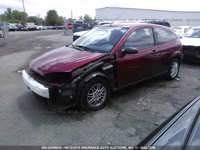 3FAFP31N05R105099 - 2005 FORD FOCUS ZX3 RED photo 2