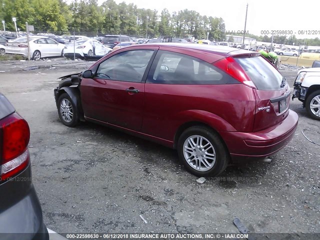 3FAFP31N05R105099 - 2005 FORD FOCUS ZX3 RED photo 3