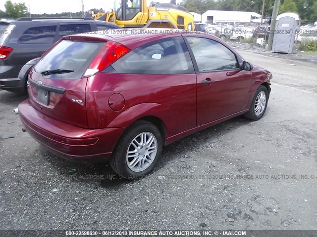 3FAFP31N05R105099 - 2005 FORD FOCUS ZX3 RED photo 4