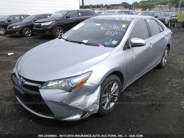 4T1BF1FK5GU197722 - 2016 TOYOTA CAMRY LE/XLE/SE/XSE SILVER photo 2