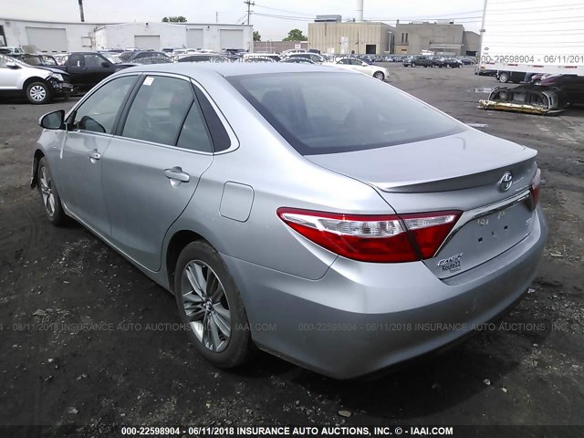 4T1BF1FK5GU197722 - 2016 TOYOTA CAMRY LE/XLE/SE/XSE SILVER photo 3