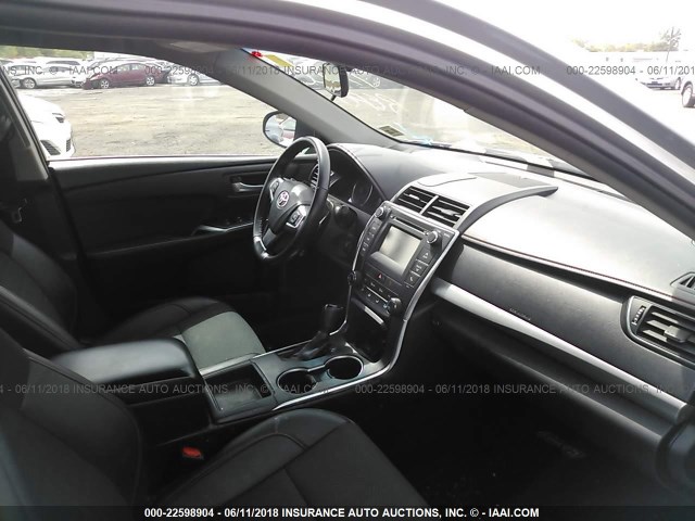 4T1BF1FK5GU197722 - 2016 TOYOTA CAMRY LE/XLE/SE/XSE SILVER photo 5