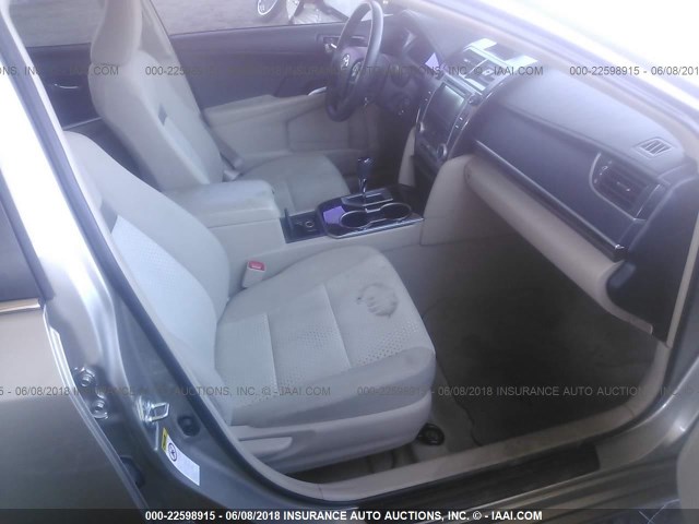 4T1BF1FK9EU385074 - 2014 TOYOTA CAMRY L/SE/LE/XLE თაფლისფერი ფოტო 5