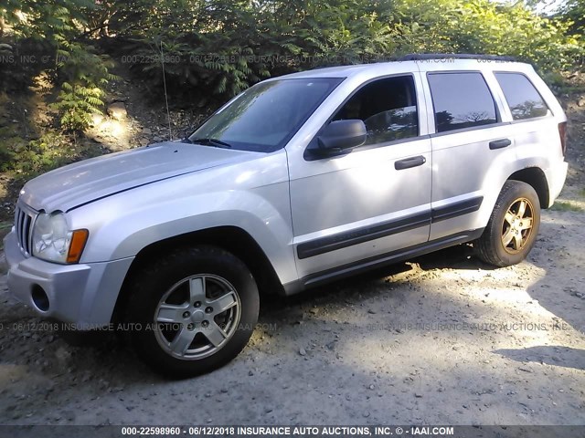 1J4GR48K85C580826 - 2005 JEEP GRAND CHEROKEE LAREDO/COLUMBIA/FREEDOM SILVER photo 2