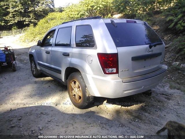 1J4GR48K85C580826 - 2005 JEEP GRAND CHEROKEE LAREDO/COLUMBIA/FREEDOM SILVER photo 3