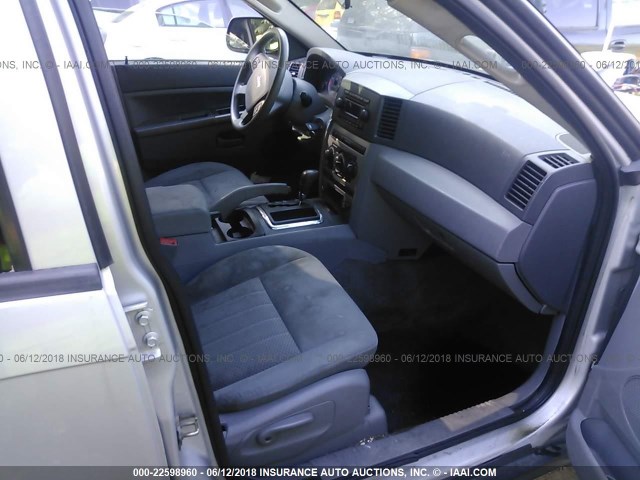 1J4GR48K85C580826 - 2005 JEEP GRAND CHEROKEE LAREDO/COLUMBIA/FREEDOM 银色 照片 5