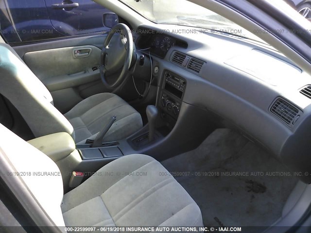 JT2BG22K3W0255404 - 1998 TOYOTA CAMRY CE/LE/XLE GRAY photo 5