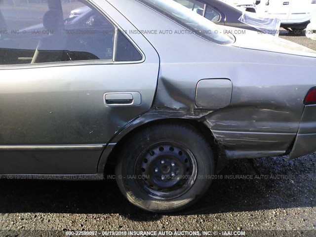 JT2BG22K3W0255404 - 1998 TOYOTA CAMRY CE/LE/XLE GRAY photo 6