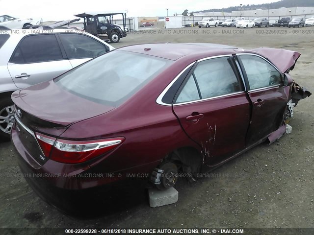 4T1BF1FK4HU647720 - 2017 TOYOTA CAMRY LE/XLE/SE/XSE RED photo 4