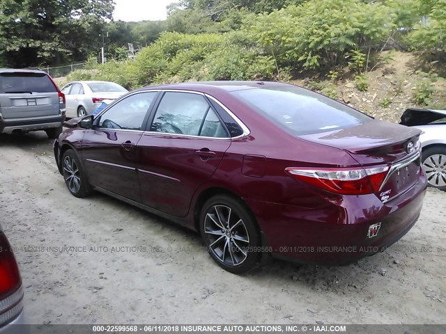 4T1BF1FK2HU634514 - 2017 TOYOTA CAMRY LE/XLE/SE/XSE RED photo 3