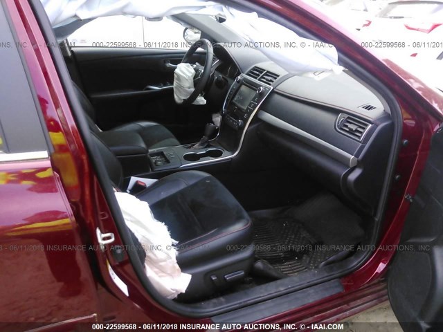 4T1BF1FK2HU634514 - 2017 TOYOTA CAMRY LE/XLE/SE/XSE RED photo 5