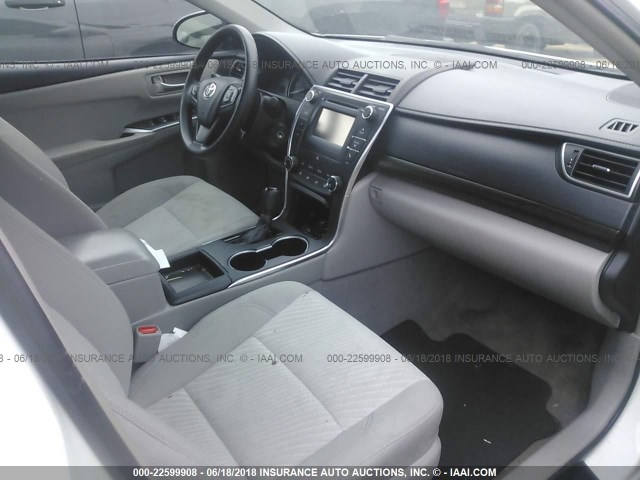 4T1BF1FK3FU936164 - 2015 TOYOTA CAMRY LE/XLE/SE/XSE 白色 照片 5
