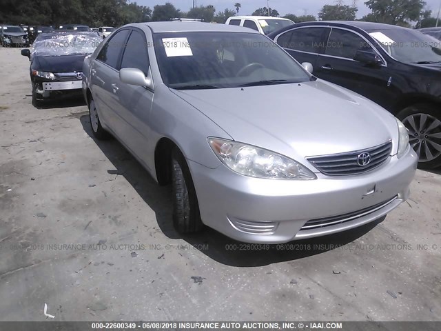 4T1BE32K85U595282 - 2005 TOYOTA CAMRY LE/XLE/SE ნაცრისფერი ფოტო 1