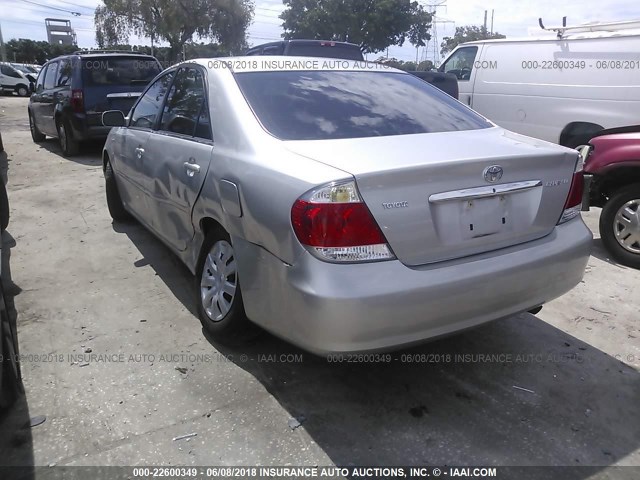 4T1BE32K85U595282 - 2005 TOYOTA CAMRY LE/XLE/SE ნაცრისფერი ფოტო 3