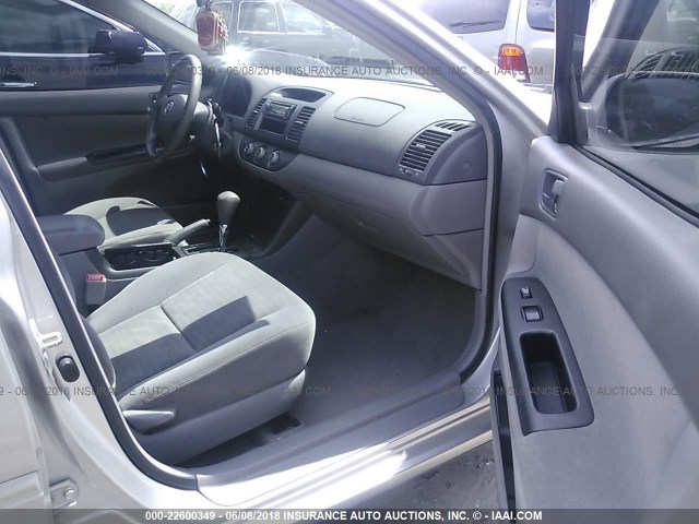 4T1BE32K85U595282 - 2005 TOYOTA CAMRY LE/XLE/SE ნაცრისფერი ფოტო 5