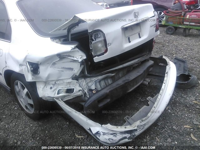 1HGCD5531VA242722 - 1997 HONDA ACCORD LX/EX WHITE photo 6